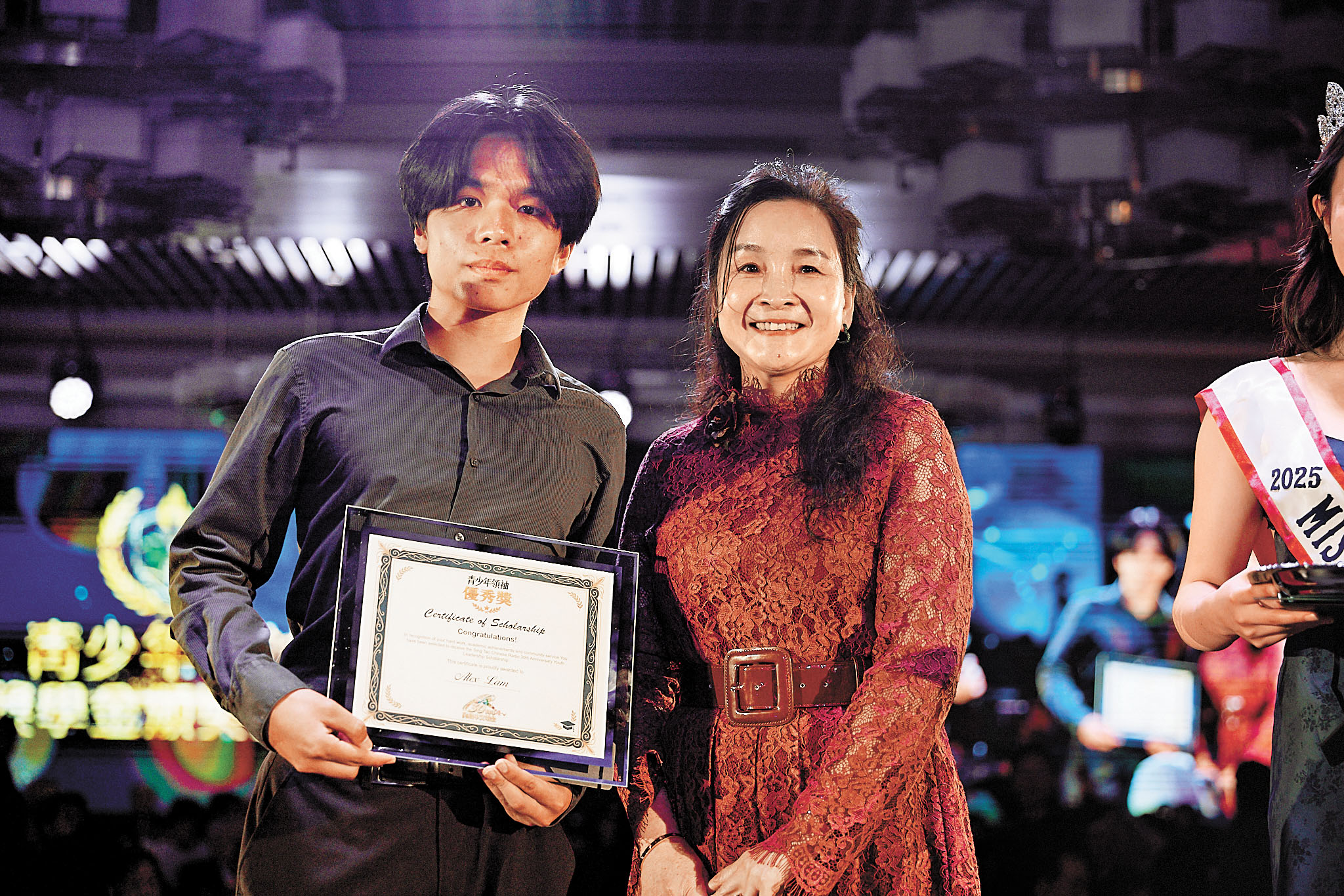 合泰興建材負責人Jenny鄺太太為Alex Lam頒獎。