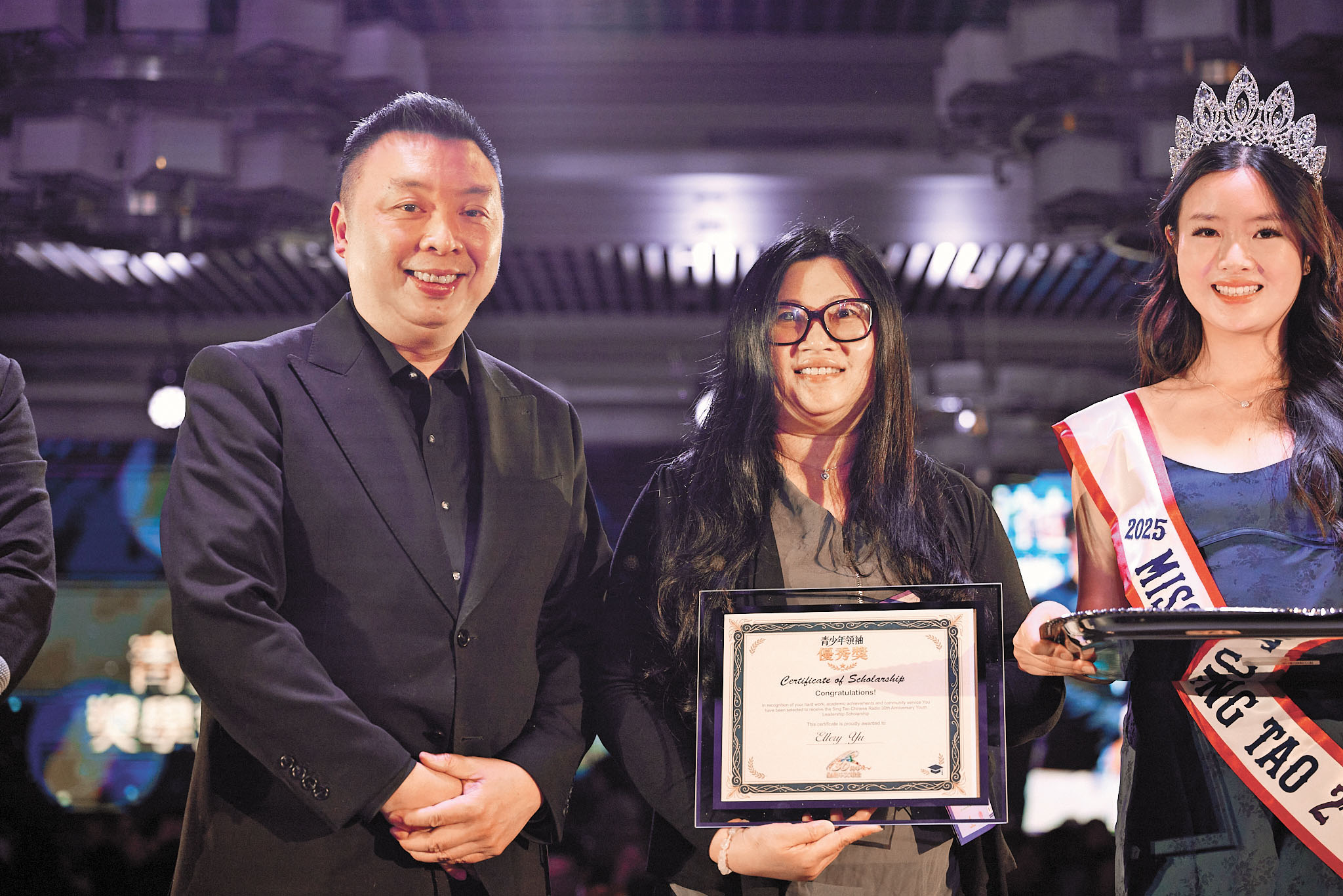半島餐飲集團代表總經理陳一鳴為Ellery Yu頒獎。Ellery Yu媽媽代領。