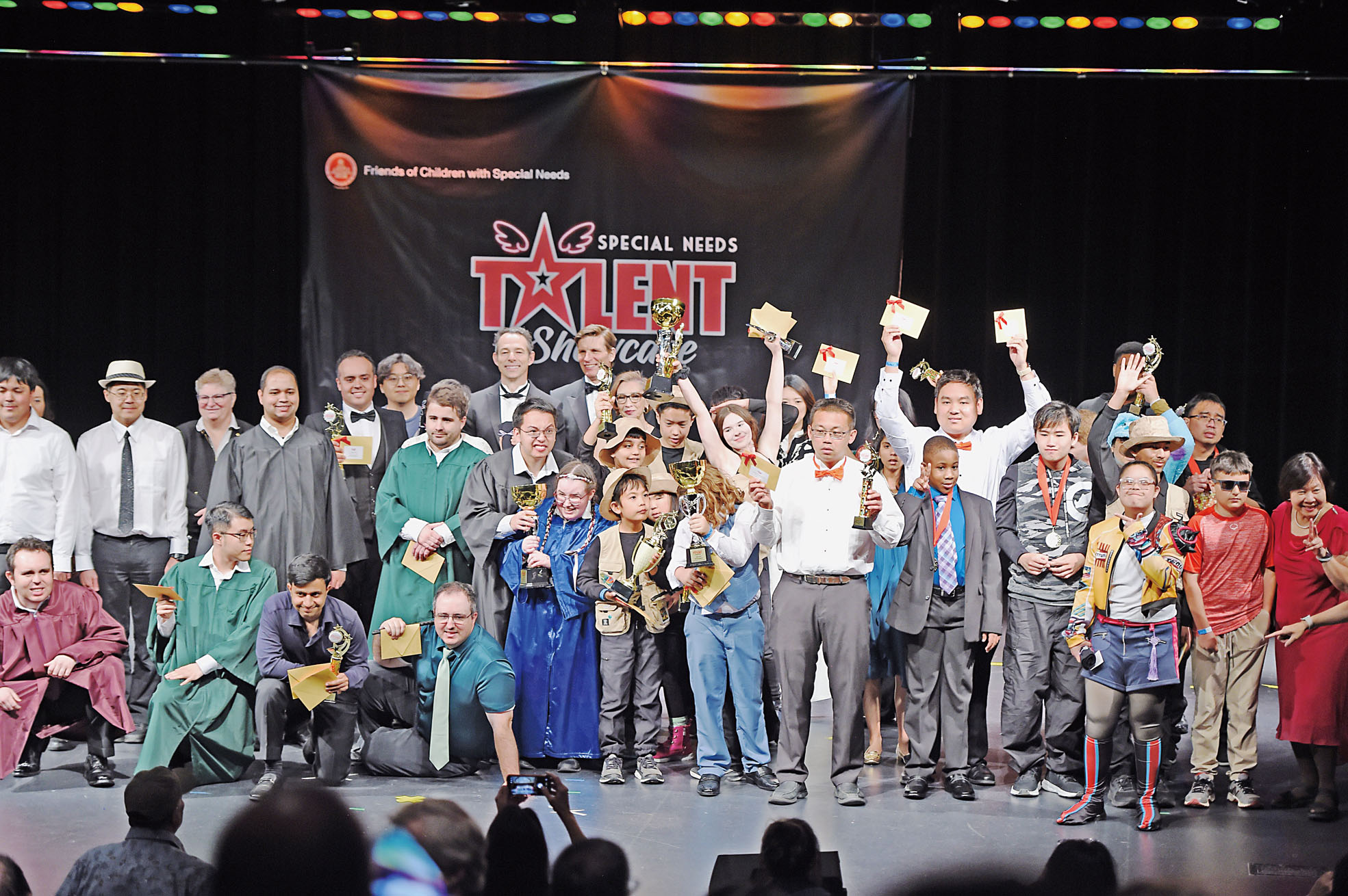 「特殊兒童之友」（FCSN）舉辦的第十二屆「特殊達人秀」獲獎者大合照。FCSN提供