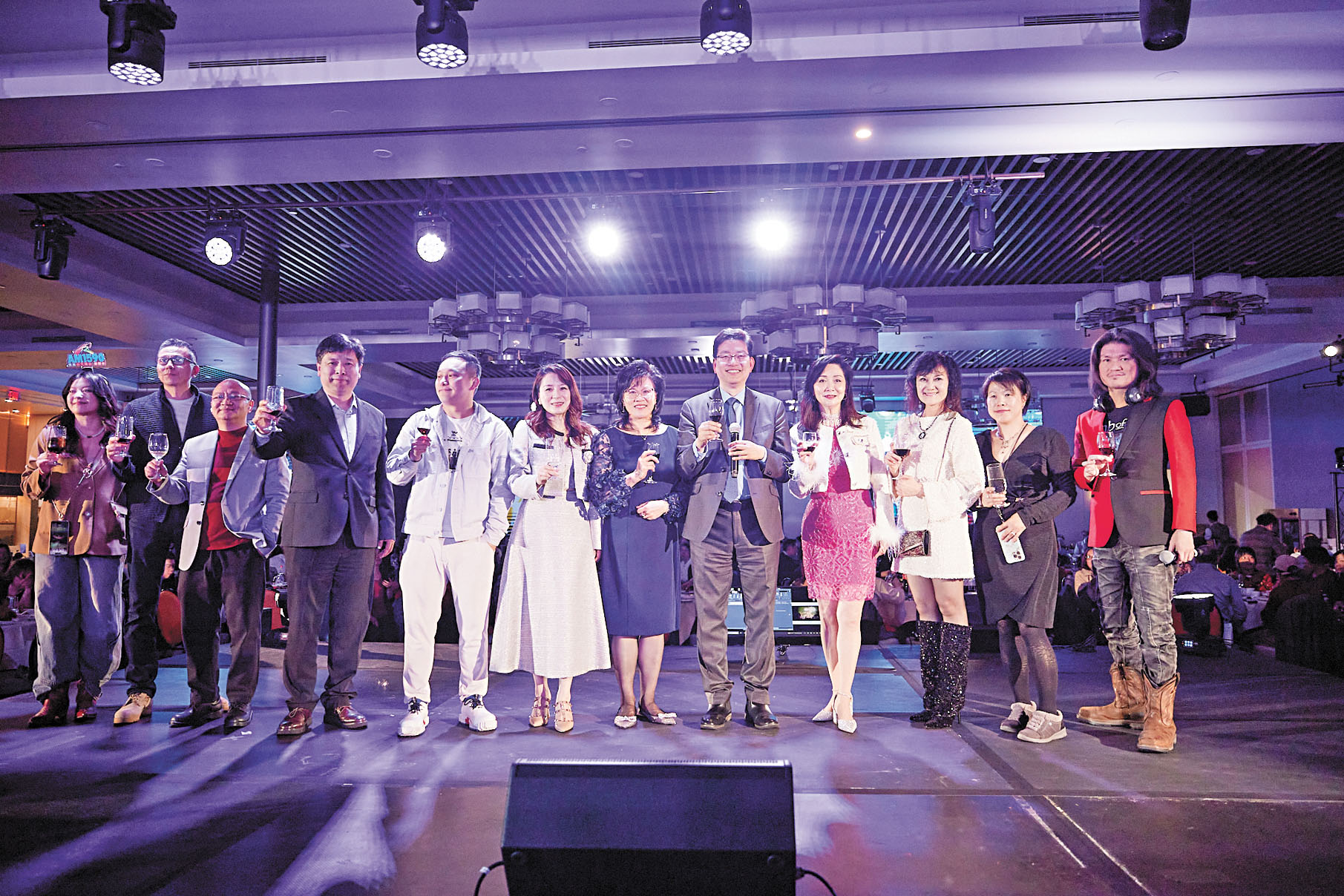 星島日報美西版和星島中文電台國粵語台高層祝酒。記者彭詩喬攝