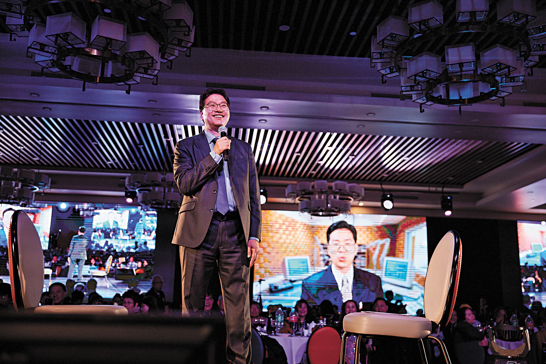 星島日報美西版社長兼總編輯梁建鋒與30年前的自己對話。記者彭詩喬攝