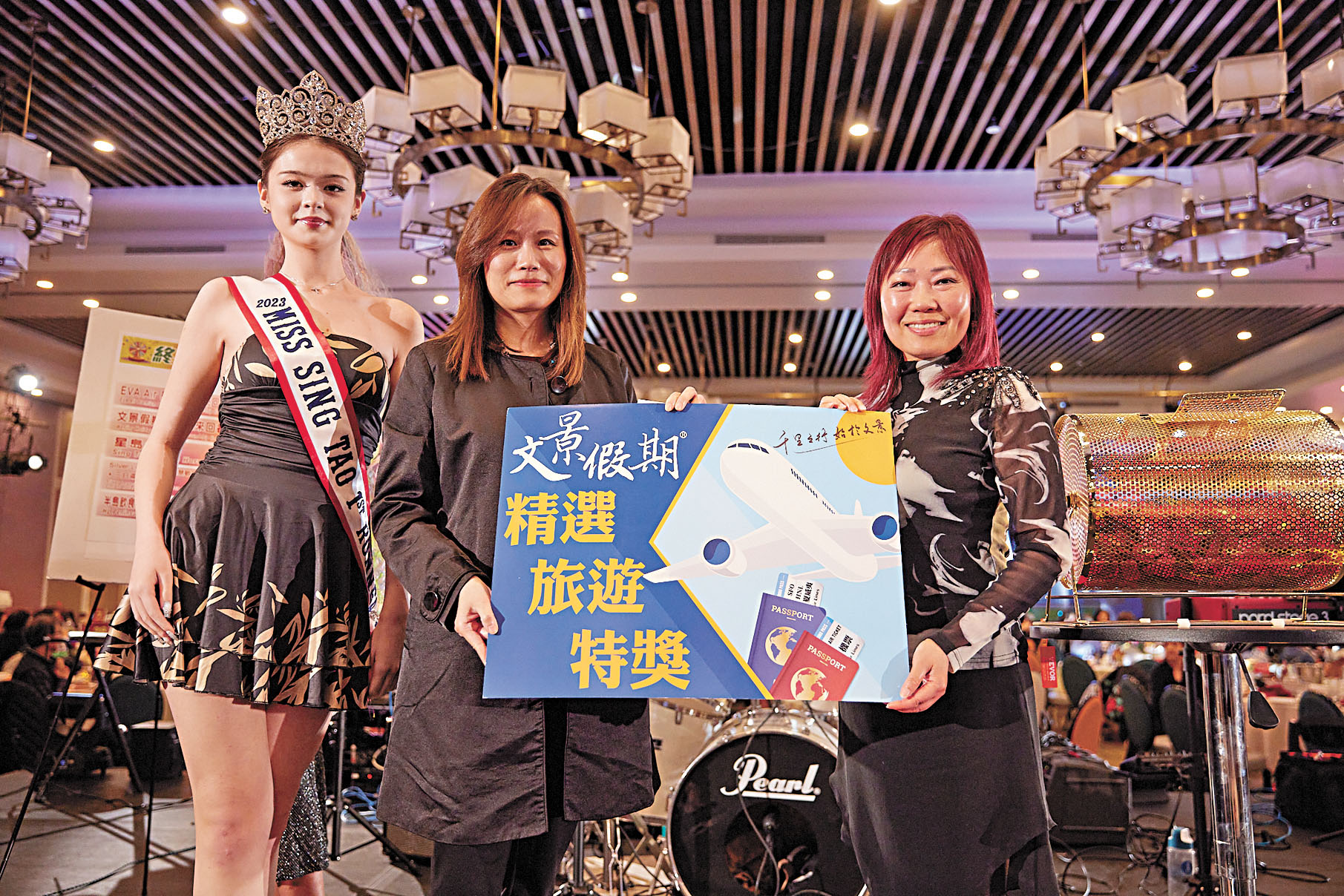 文景假期經理Sweet Yuan為幸運觀眾送上文景假期提供的經濟艙來回香港機票一張。記者彭詩喬攝