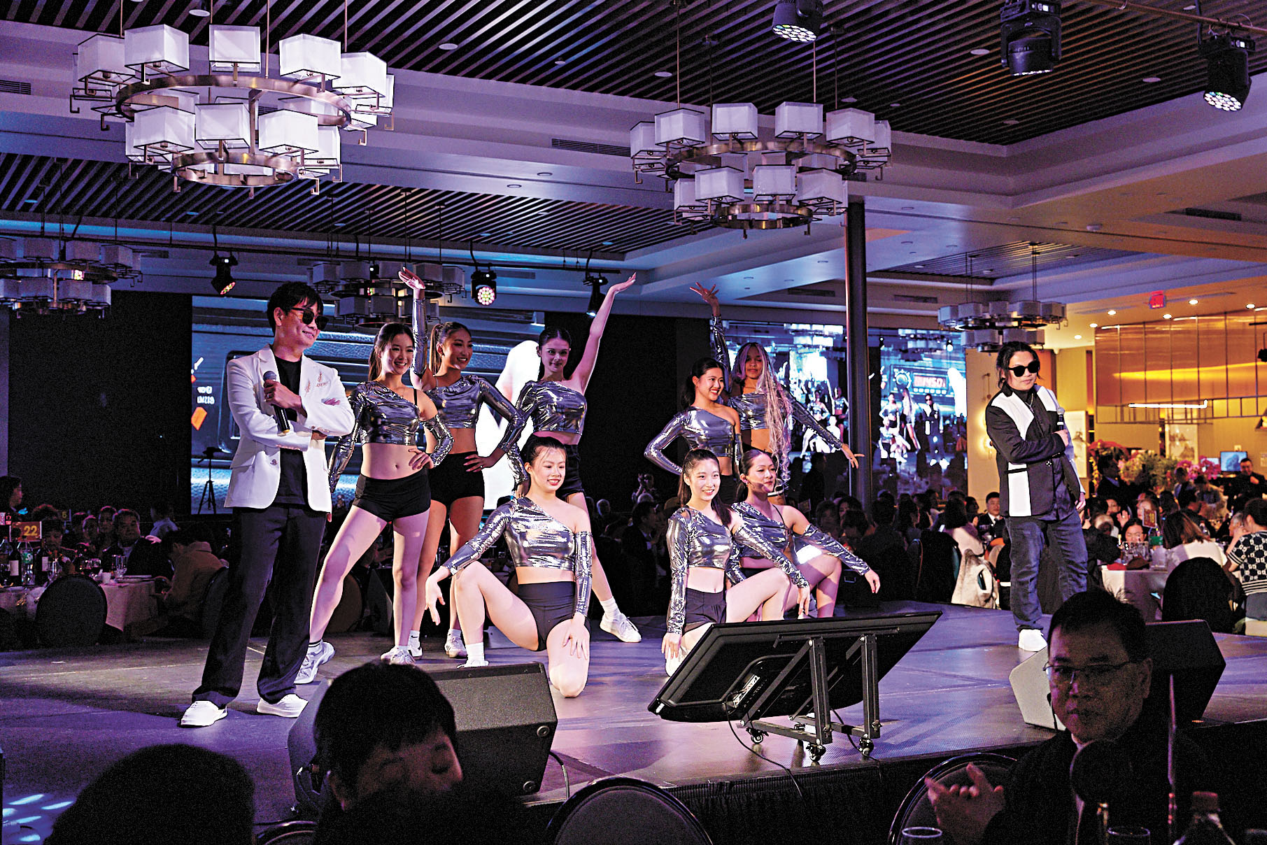 歌手江政章、胡家明、多位星島小姐和封面佳麗Danielle Song、Jasmine White、Selina Wang、Jamie Chen,、Sophie Suo、Julianna Lai和Silicon Valley Dance Academy的Audrey Zhang、Ashley Ren、Daisy Chen聯合演出《時空穿越音樂劇》。記者彭詩喬攝