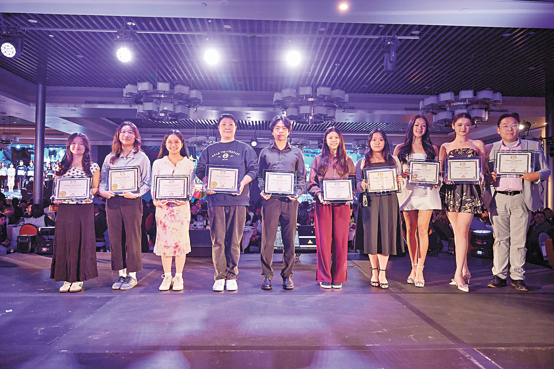 青少年領袖獎到場的得主在舞台上合影。記者彭詩喬攝