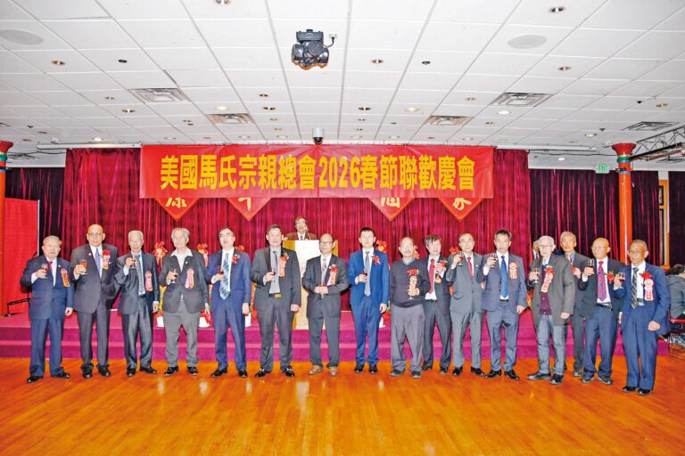 中領館官員、正副主席、職員向嘉賓舉杯敬酒，祝馬年吉祥如意。譚國亮攝