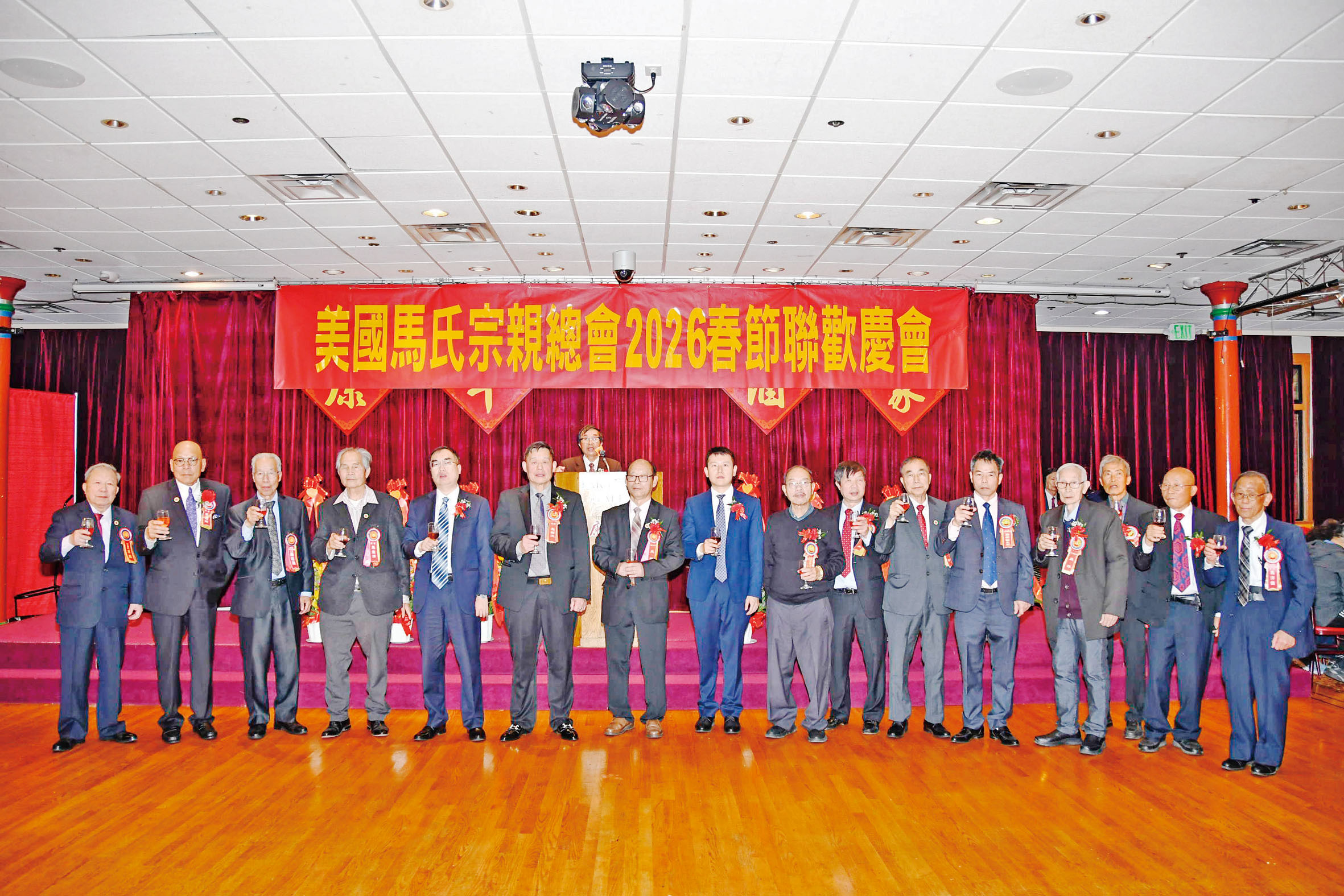 中領館官員、正副主席、職員向嘉賓舉杯敬酒，祝馬年吉祥如意。譚國亮攝