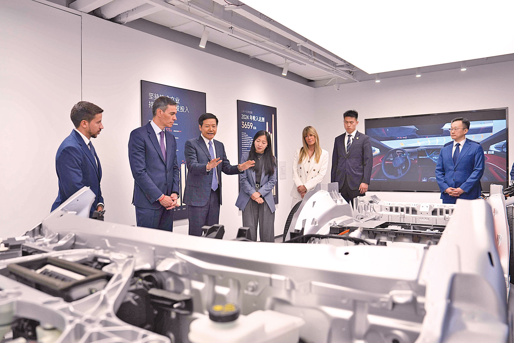 桑切斯在北京的小米科技園參觀。新華社