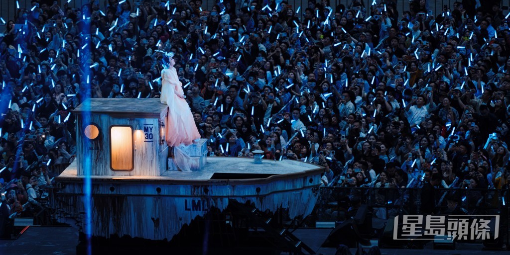 逾七萬觀眾入場支持她的全粵語歌單。