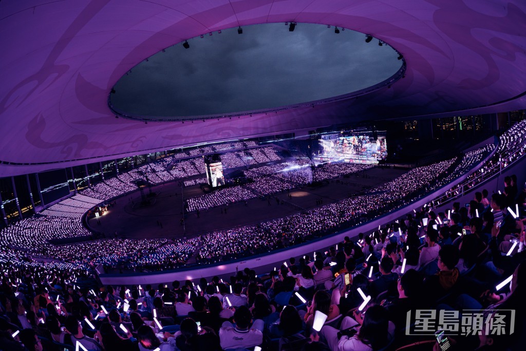 成都演唱會的舞台更寬闊，走位距離增加，設計複雜。