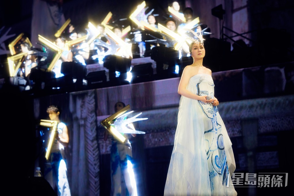 演出不僅考驗唱功，也考驗體能和專注力。