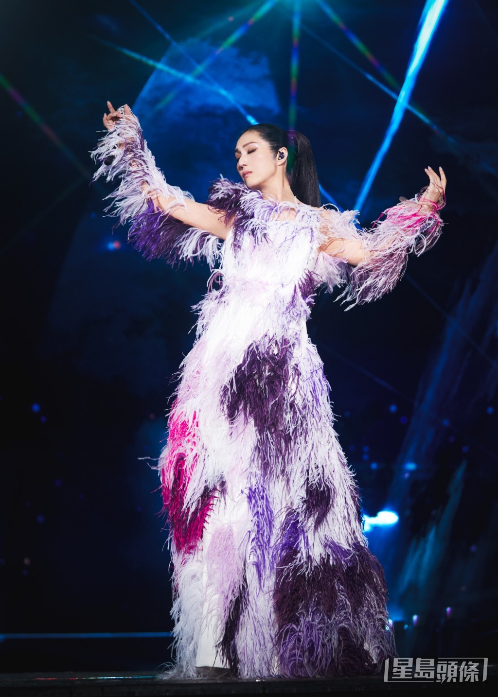 楊千嬅在台上傾力演出。