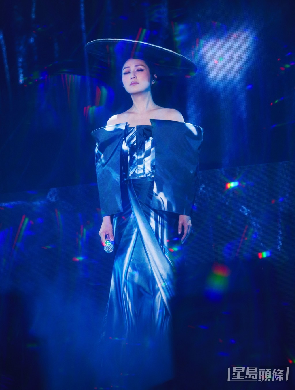 舞台上的服裝變化豐富，如同時裝展。