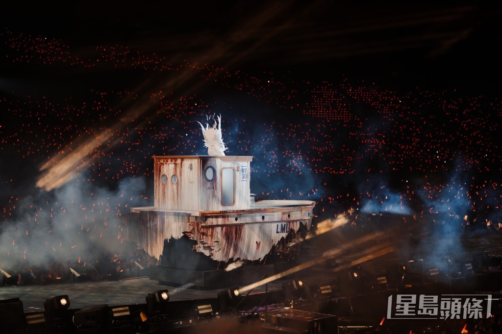 演唱會現場燈海流動，萬人一同合唱。