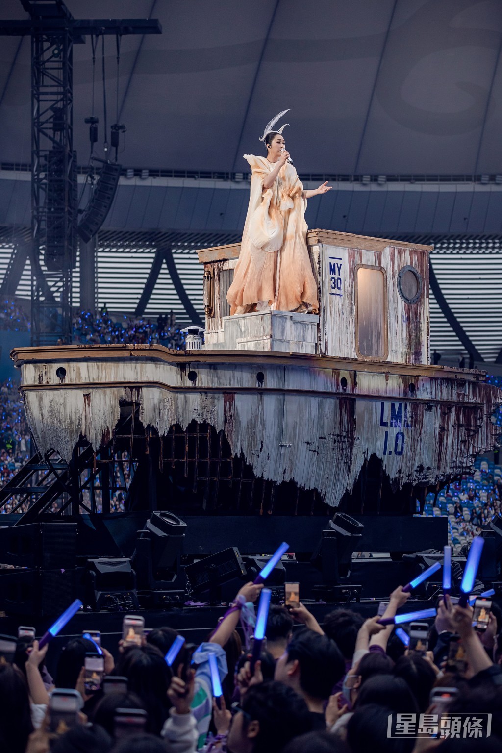 楊千嬅需要適應戶外延伸舞台的設計。