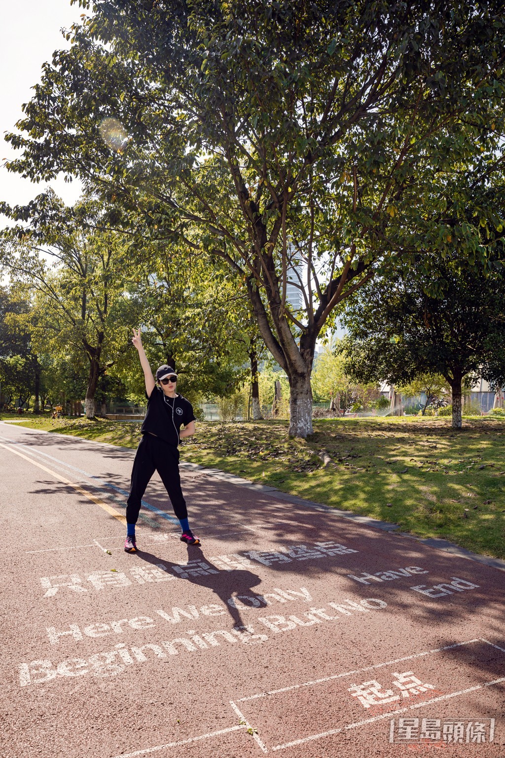 演出前，她不忘在場外打卡留念。