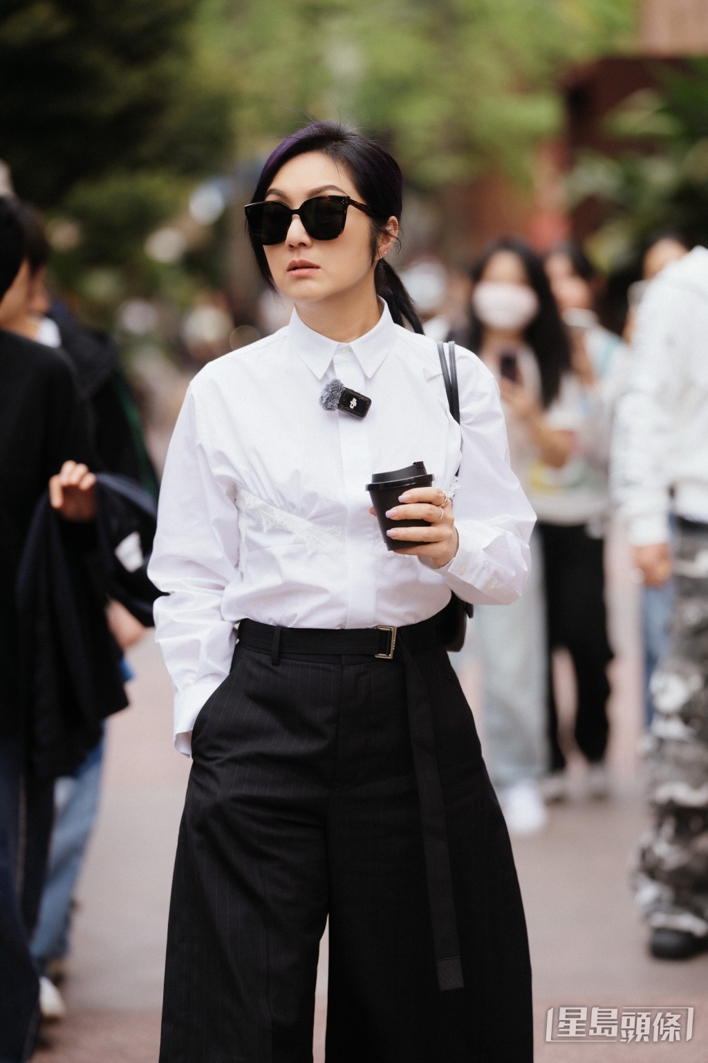 楊千嬅在忙碌行程中偷閒片刻。