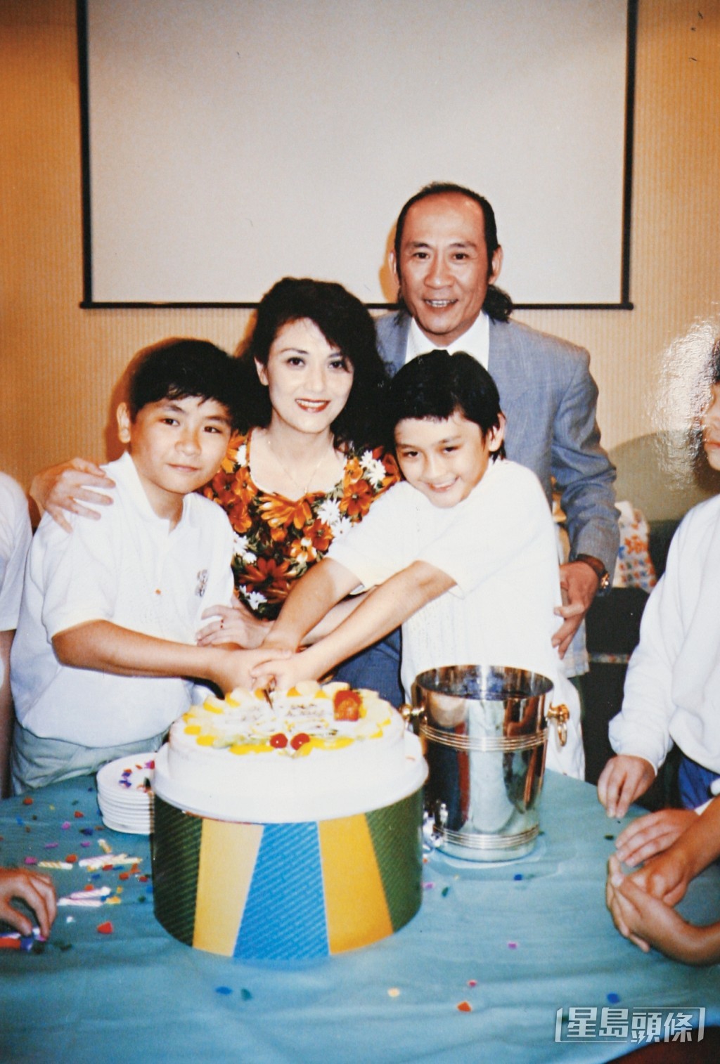 李家鼎與施明於1977年結婚，育有兒子李泳漢與李泳豪。