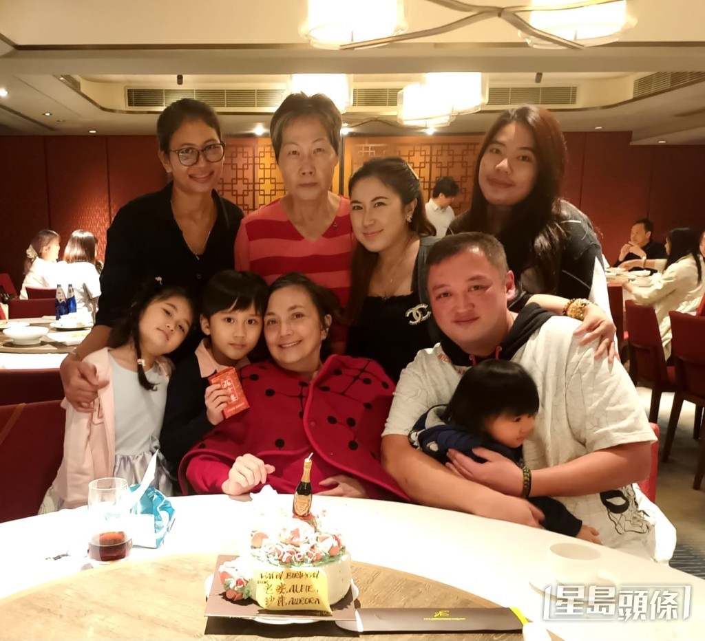 施明在2024年曾與大兒子慶祝母親節。