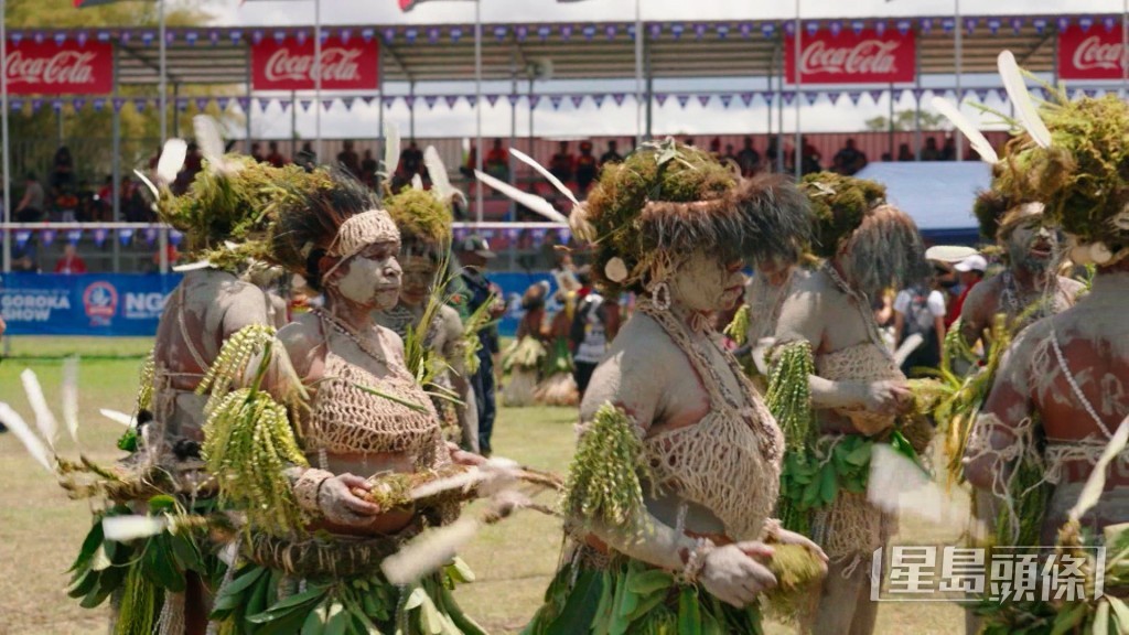 以苔蘚覆蓋身體作為傳統妝扮的MOLVI族。