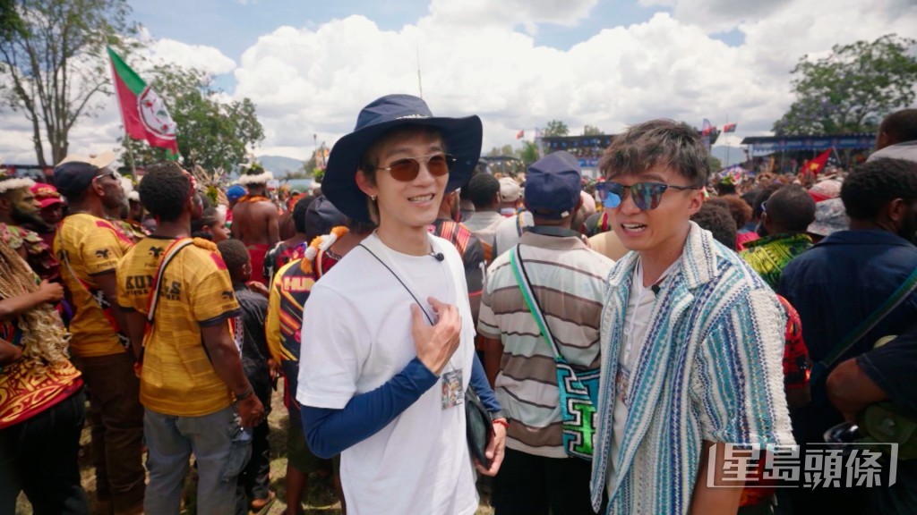 兩位主持有幸親眼觀賞不同當地少數民族的傳統表演。