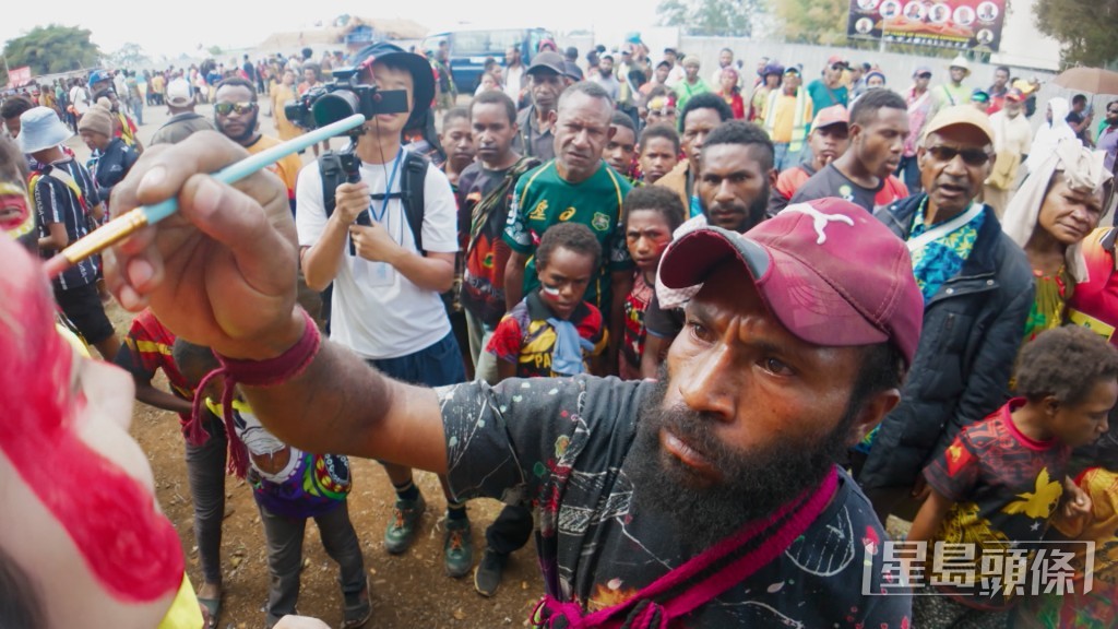 Alton與Chris嘗試當地面部彩繪，吸引了大量民眾圍觀。