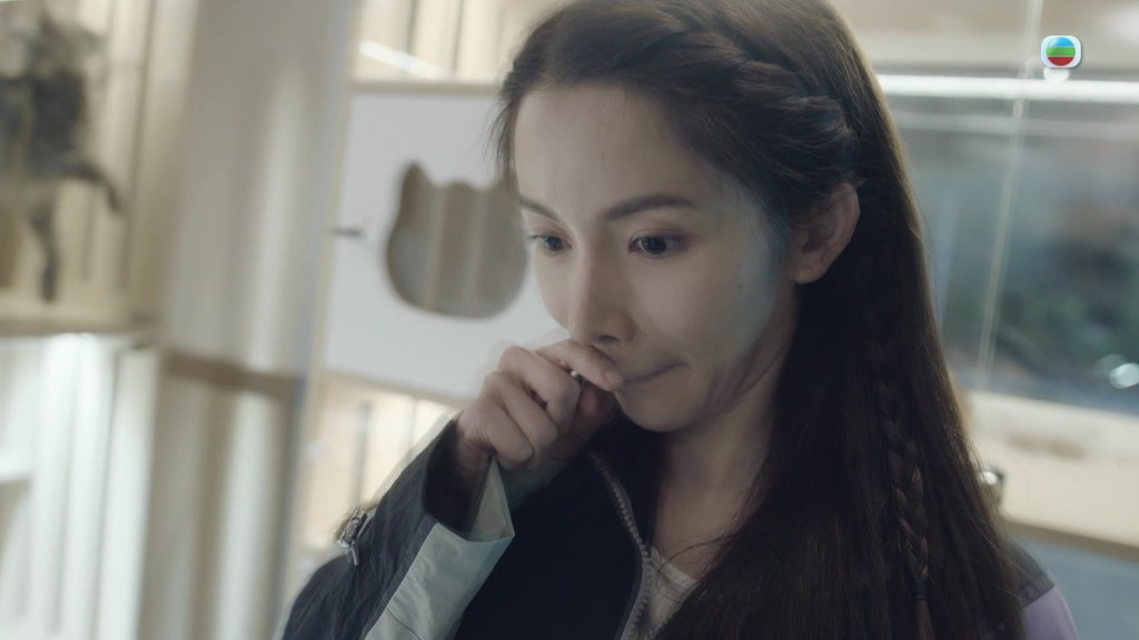 神情流露出一股夾雜著空洞、詭異與迷幻的感覺。