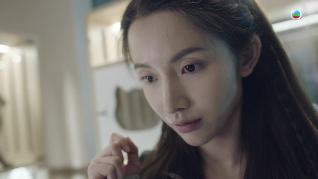 角色的行為舉止詭異。