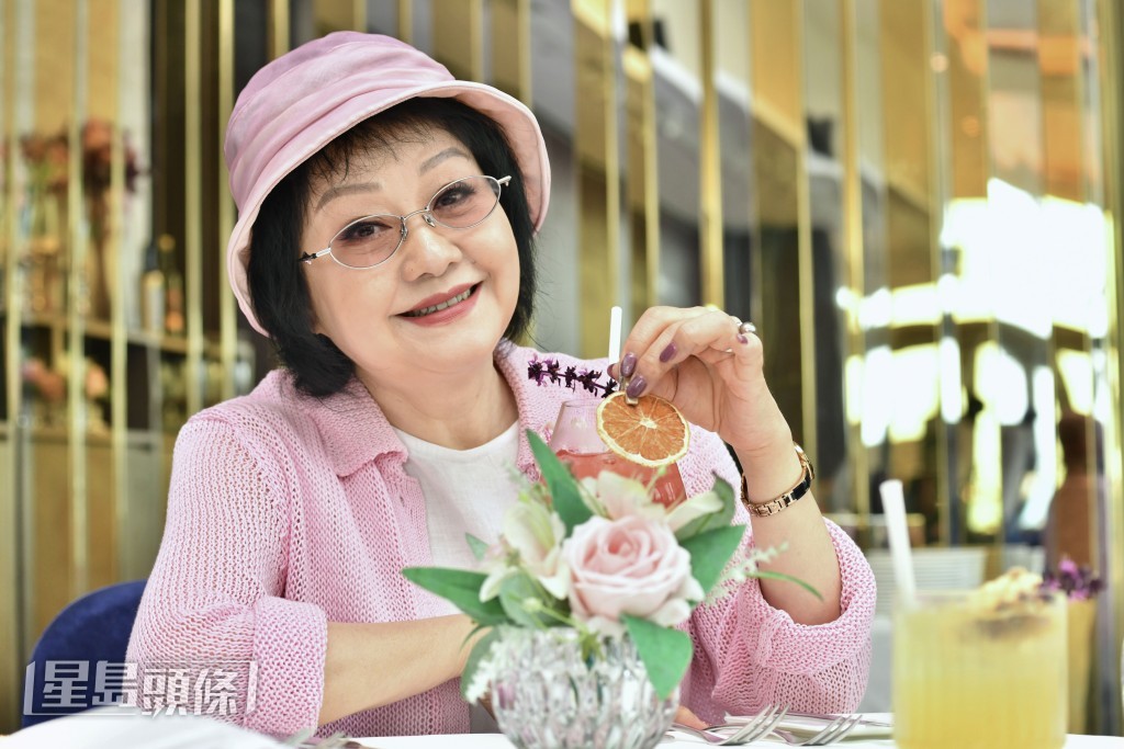 她將在街頭表演中獻唱鄧麗君的《漫步人生路》,藉此向市民傳遞豁達、積極的人生態度。