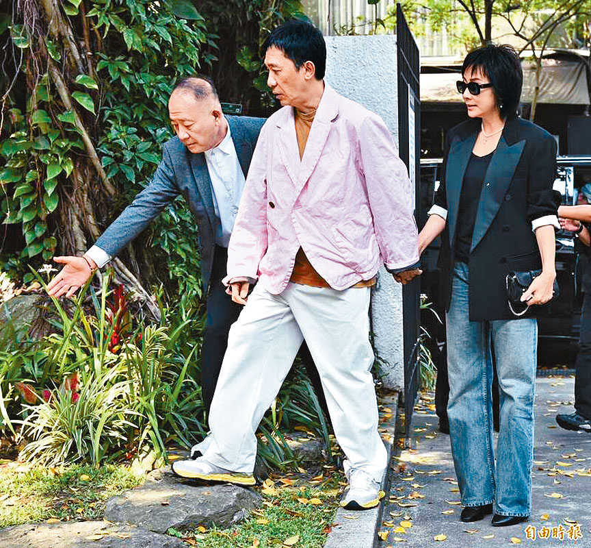 偉仔拖實老婆現身，十分甜蜜！《自由時報》圖片