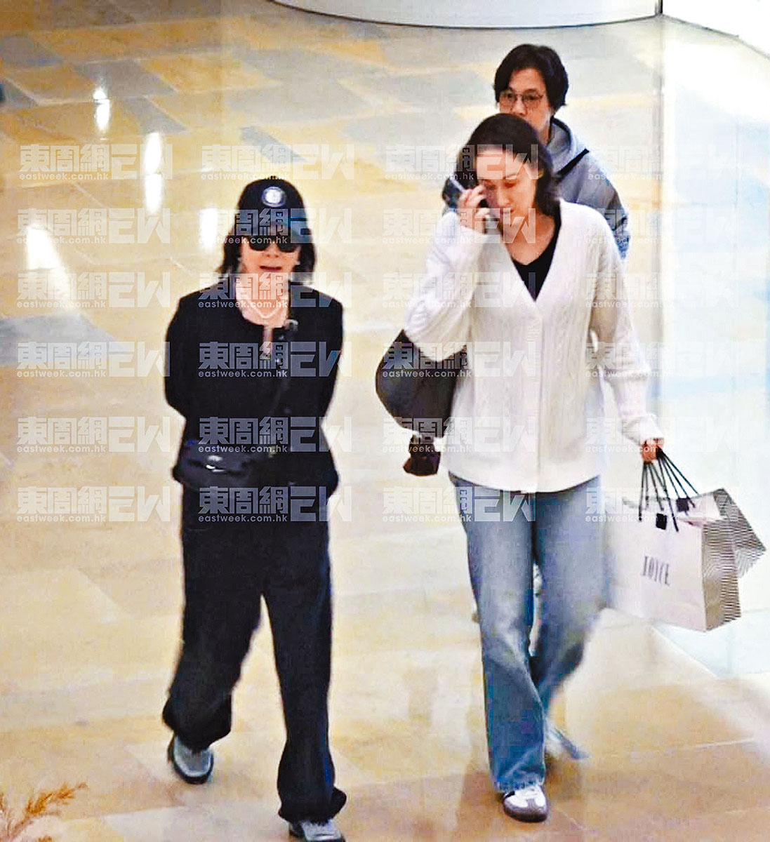 早前嘉玲被直擊在金鐘快狠準掃貨。《東周刊》圖片