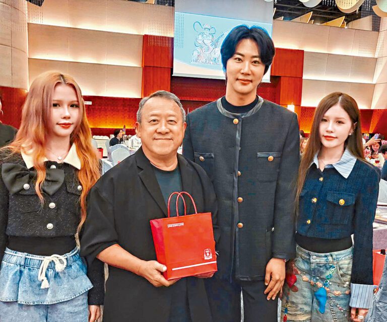 「最強社長」攜JJBABY出席曾志偉的慈善齋宴。