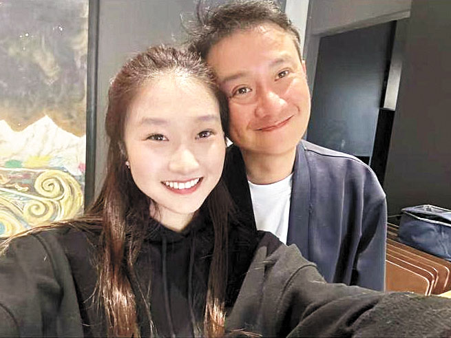 大女兒文君竹成為文章新店的第一個顧客。網上圖片