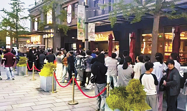 文章麵館開業當天顧客排長龍。網上圖片