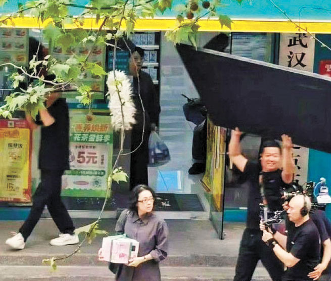 章子怡戴上眼鏡，打扮老氣。網上圖片