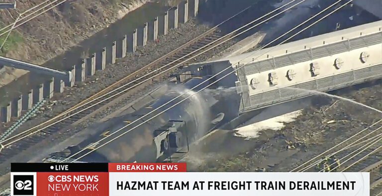 CSX發言人稱，公司正全力清理受影響區域。CBS紐約截圖