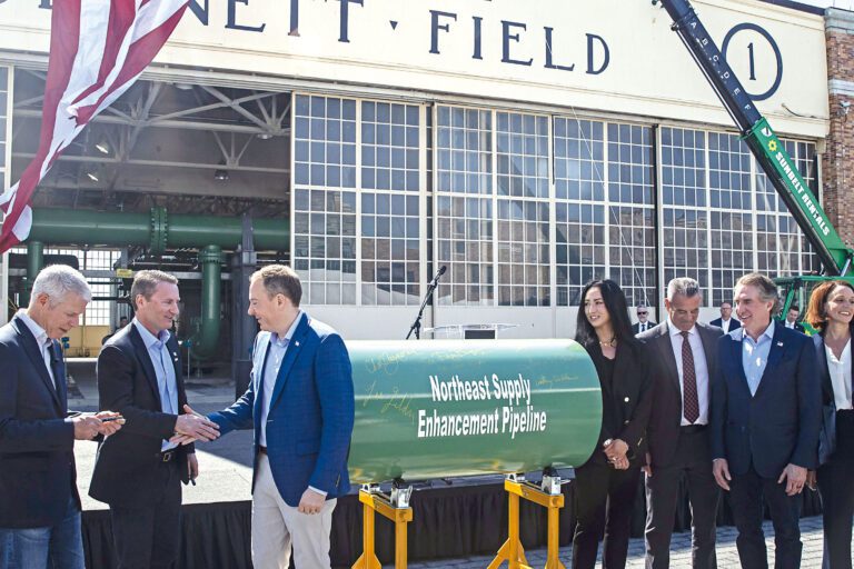 李修頓（左三）透露，特朗普特別關心此計劃，並下令「即刻興建」。Dave Sanders/紐約時報