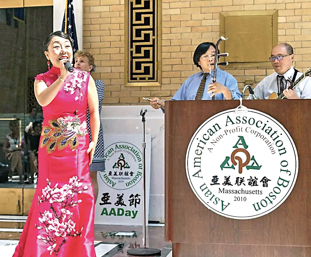 潘潔在麻州州府大樓舉行的亞美節新聞發布會中表演獨唱。檔案圖片