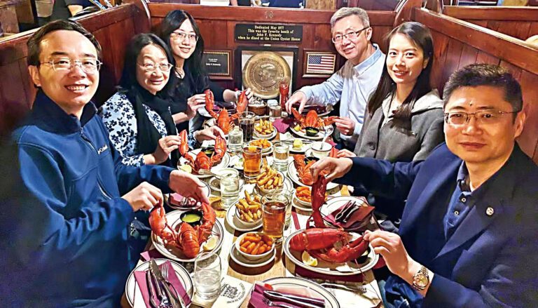 校友們在肯尼迪總統曾經用餐的座位分享龍蝦大餐。黃埜提供