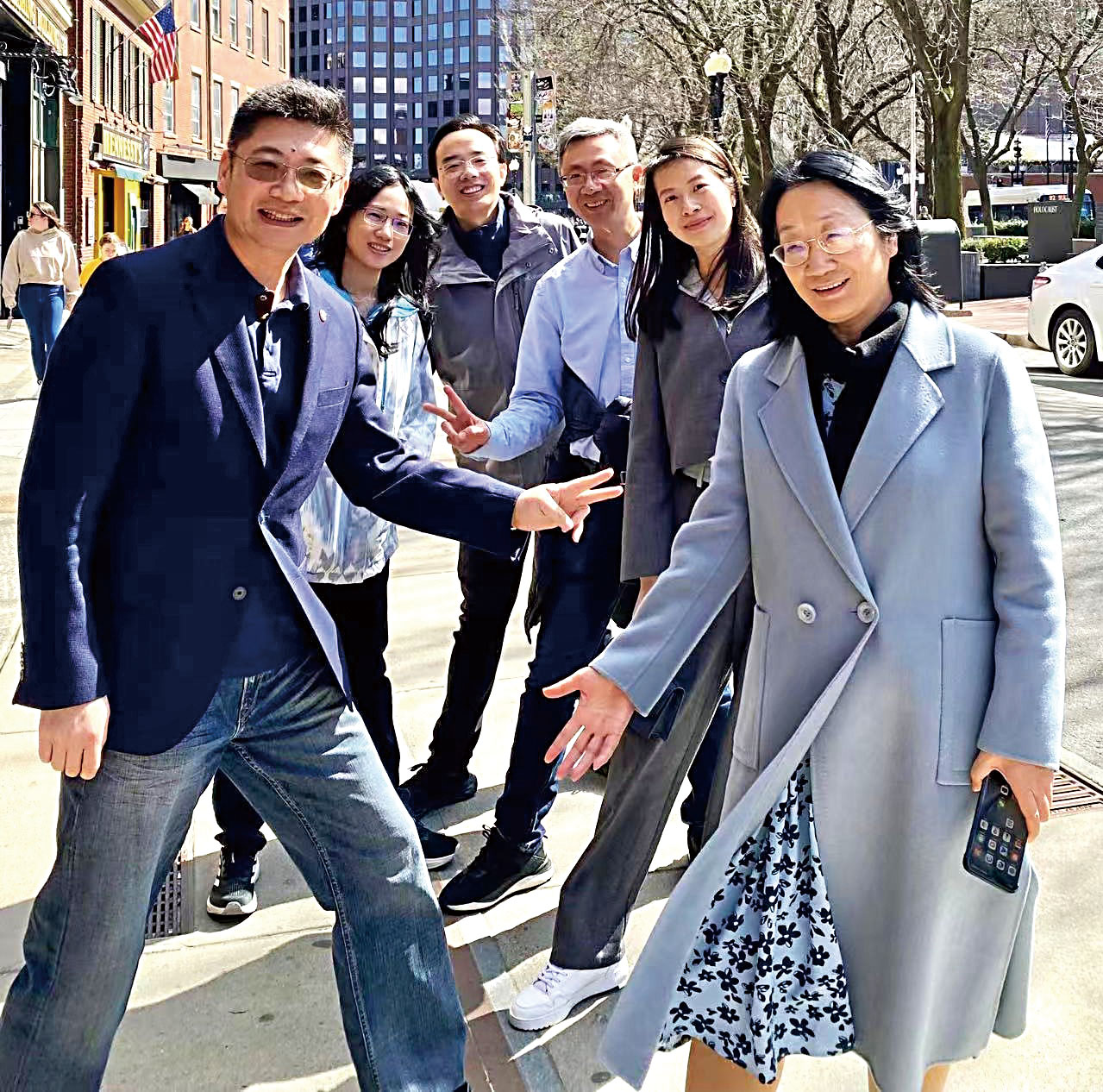 （前排左起）黃埜、黃梅波同校友們在百年餐廳外合影。