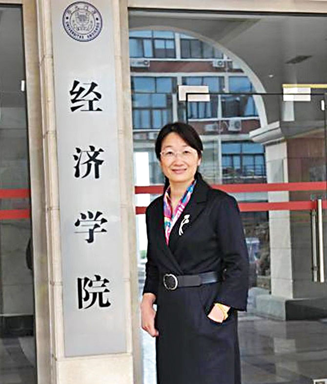 黃梅波教授在廈大經濟學院留影。檔案圖片