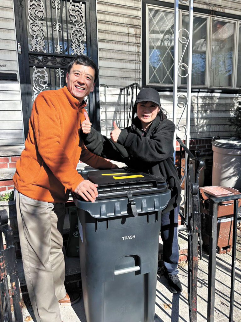 賀立寧(左)將垃圾桶送至梁女士(右)家門口。寇頓辦公室提供