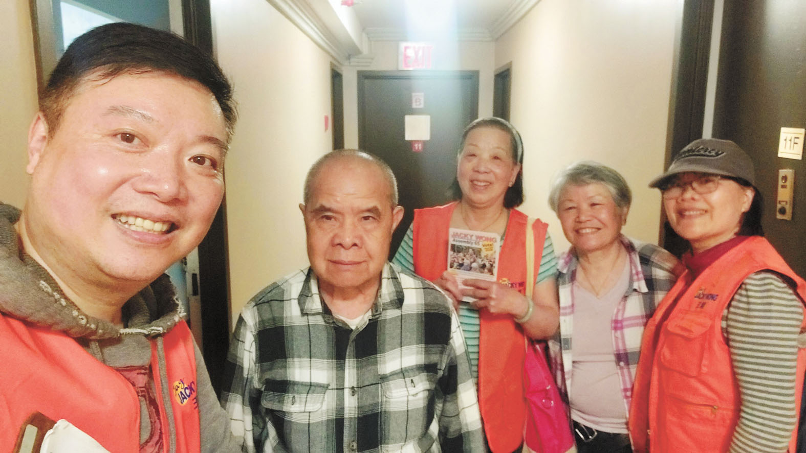 參選人王鏑與義工在選區內爭取華人選票。