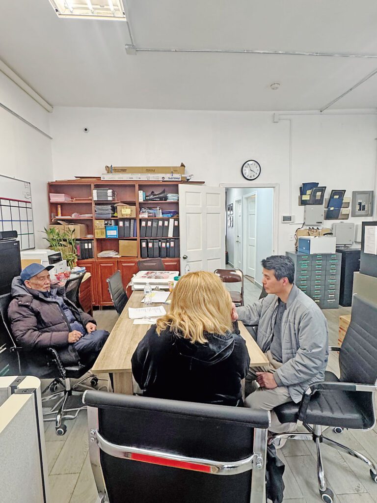 其中一名災民向議員求助。