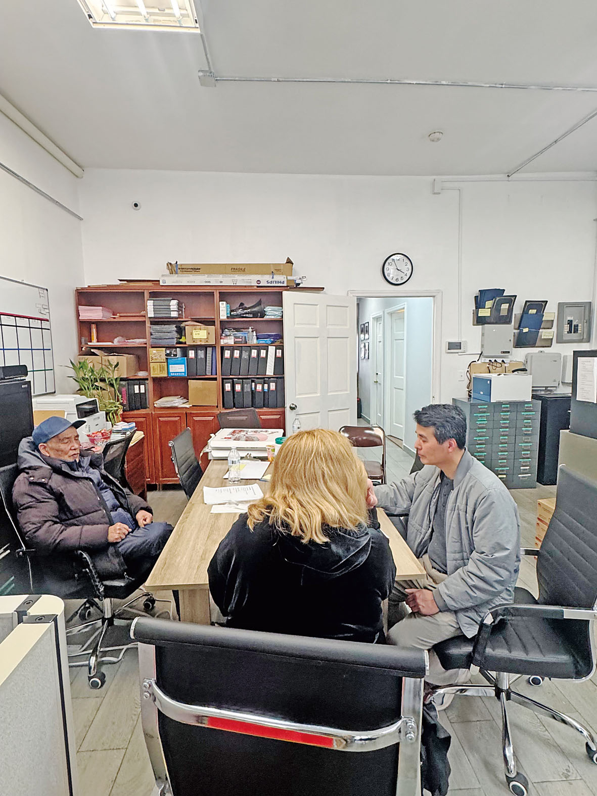 其中一名災民向議員求助。