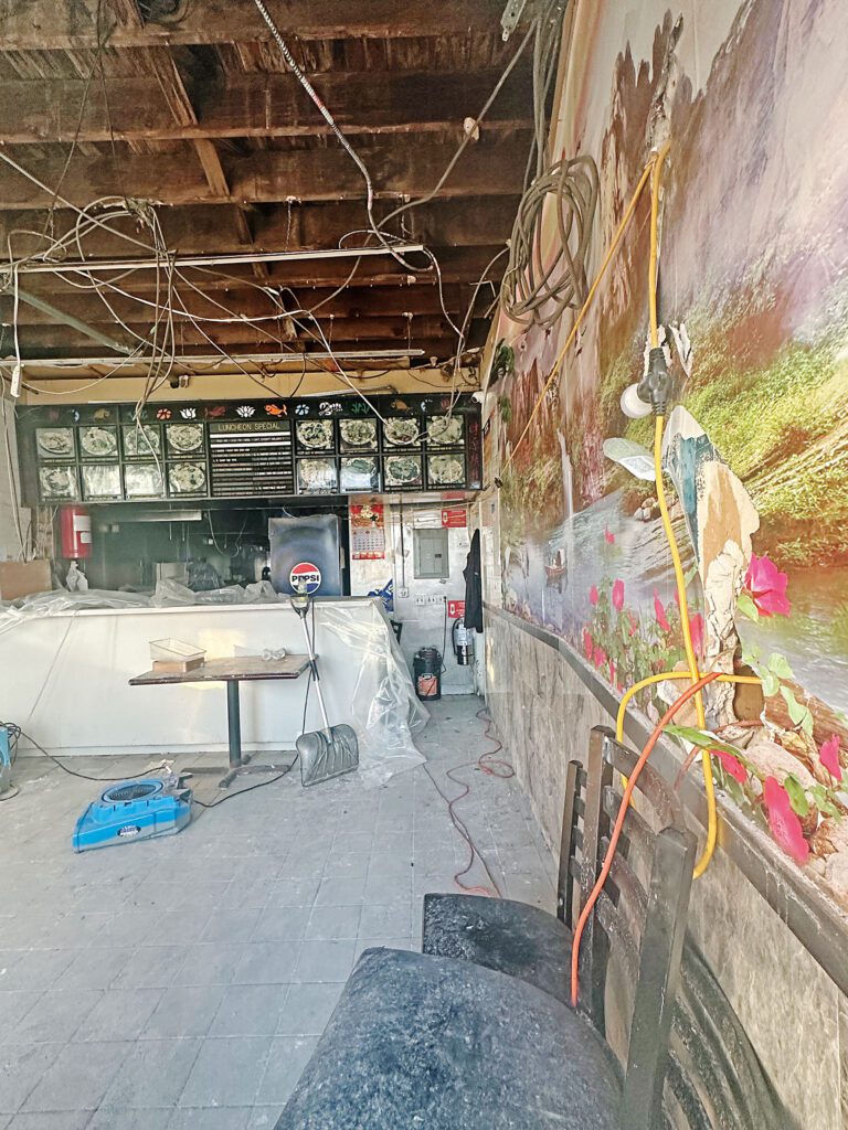 記者透過餐館門口玻璃拍攝到的內部受損情況。