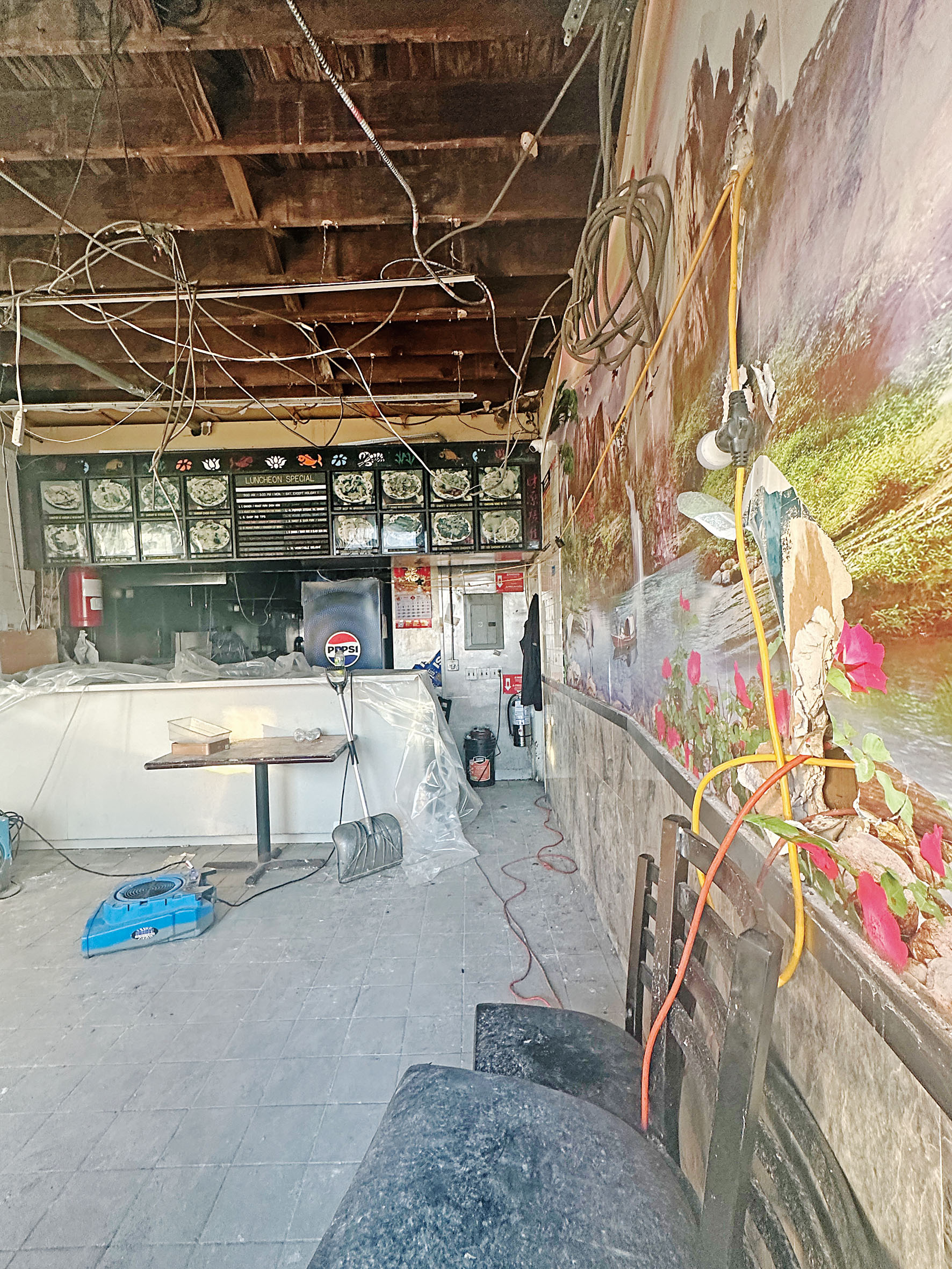 記者透過餐館門口玻璃拍攝到的內部受損情況。