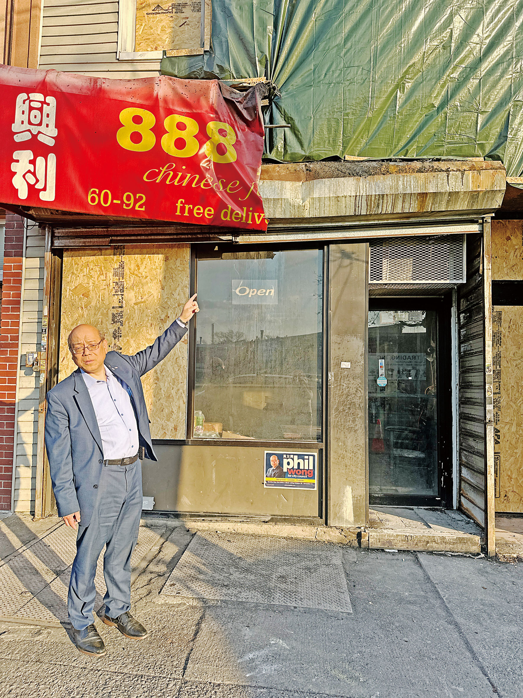 市議員黃友興到場還原作案情況。