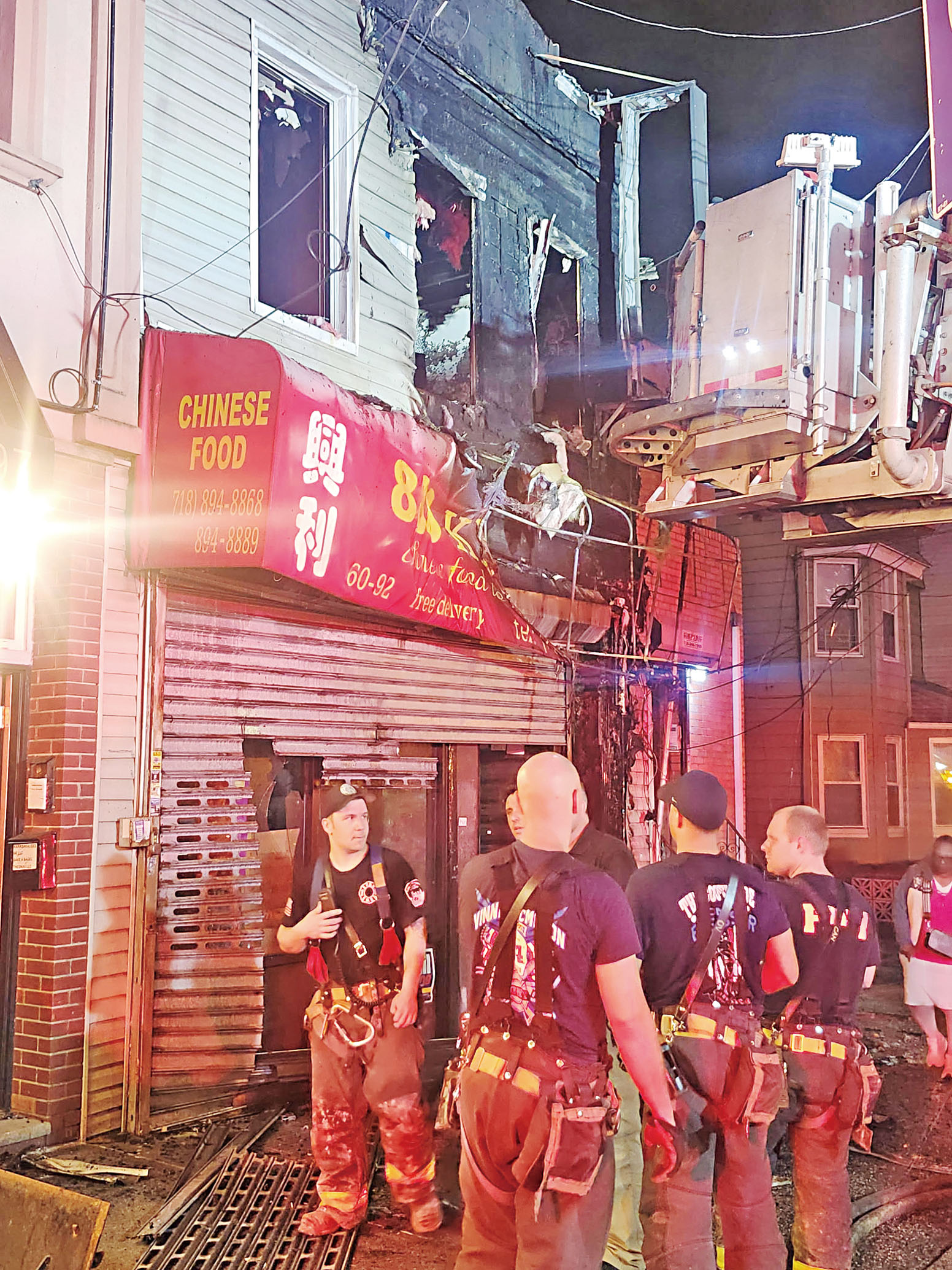 消防人員撲救華人餐館樓上火警。圖片來源：黃友興提供