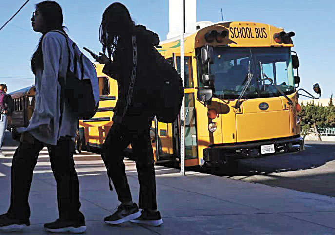 學生們前往位於洛杉磯的米格爾·孔特雷拉斯學習中心上課。洛杉磯時報