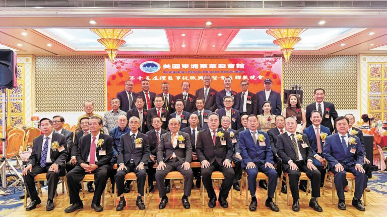 美國柬埔寨華裔會館董事會成員大合照。記者陸新攝